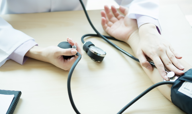 Osoby s kardiovaskulárními problémy by se měly o užívání léčebného konopí poradit s odbornými lékaři